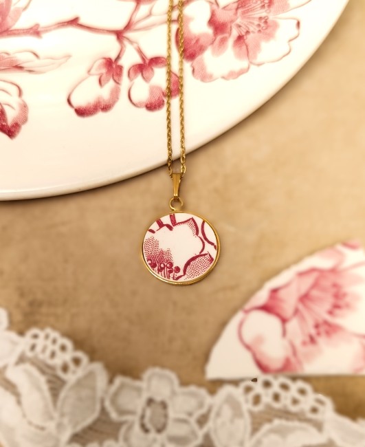 Collier personnalisé en porcelaine familiale, pendentif rond, création artisanale unique.
