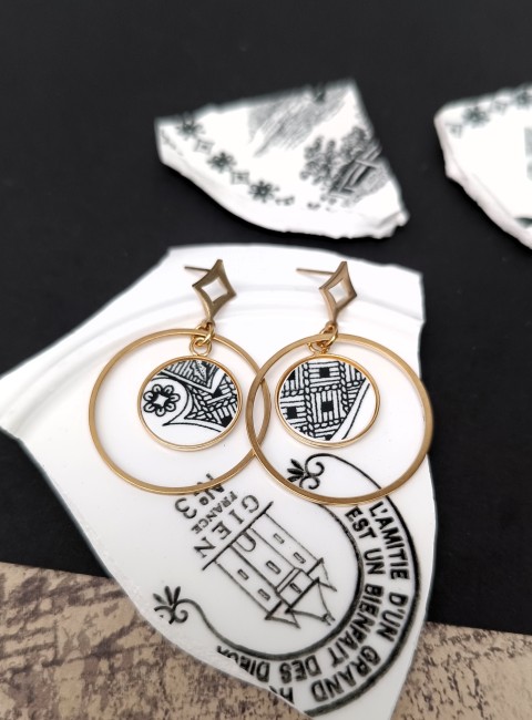 Boucles-anneaux-Sonate–Bijou-faïence-ancienne-cadeau-de-Noël-artisanal Sonate : boucles artisanales en faïence ancienne, bijou poétique, léger et élégant, parfait pour un cadeau original.