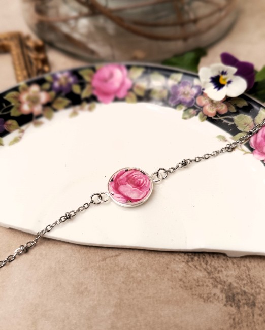 Bracelet unique en porcelaine fine ancienne, fait main en France. Bijou artisanal éco-responsable, chargé d’histoire. Livraison offerte dès 70€.
