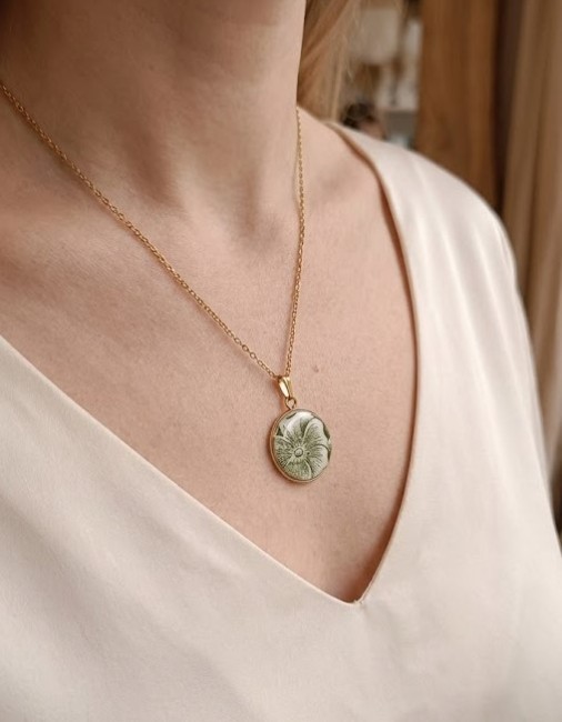 collier-botanika-porcelaine-vintage-vert-sauge-porte-par-modèle