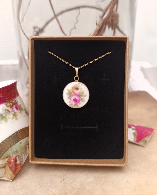 Bijou poétique et unique : collier Romantika en porcelaine ancienne, pendentif doré à l’or fin, prêt à offrir.