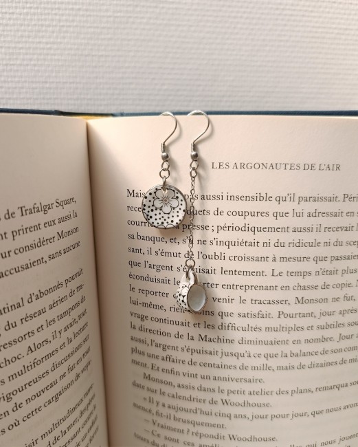 Plongez dans un univers féerique avec ces boucles d’oreilles artisanales en porcelaine vintage