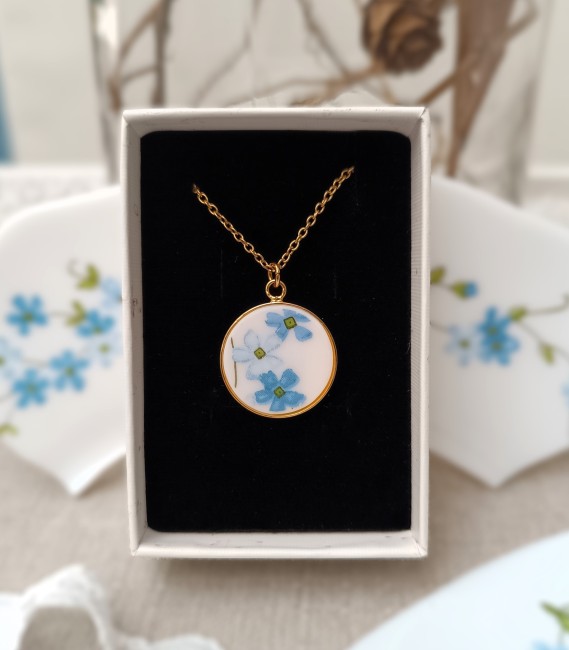 Collier Myosotis en assiette recyclée présenté dans son écrin.
