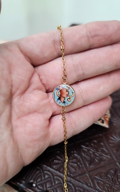 Bracelet-porcelaine-IMARI–Création-artisanale-éco-responsable Bijou IMARI fait main : détail du motif, bracelet en porcelaine japonaise ancienne, hypoallergénique, élégant et durable.