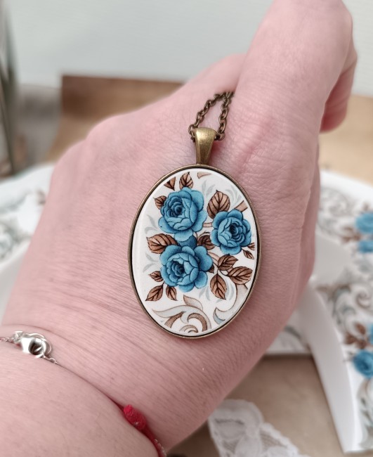 detail-rose-bleue-faience-moulin-des-loups-idylle