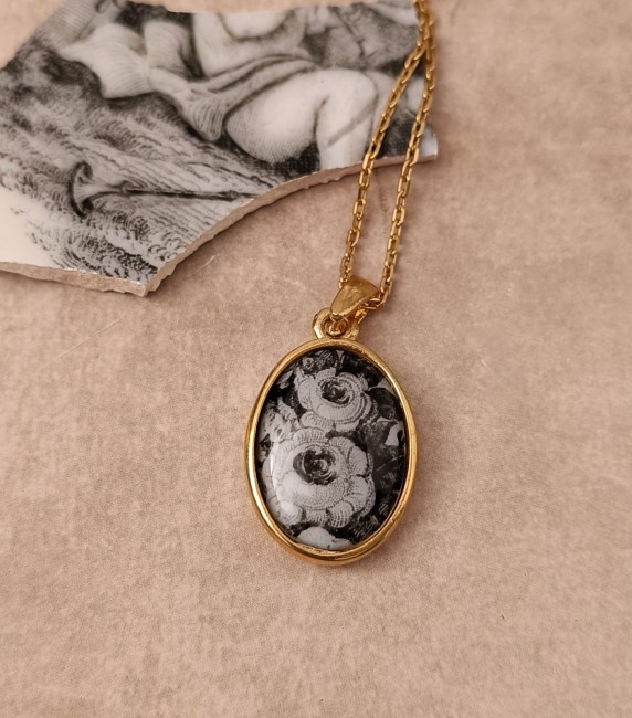 collier-relique-roses-noires-blanches-étain-plaqué-or-fond-clair