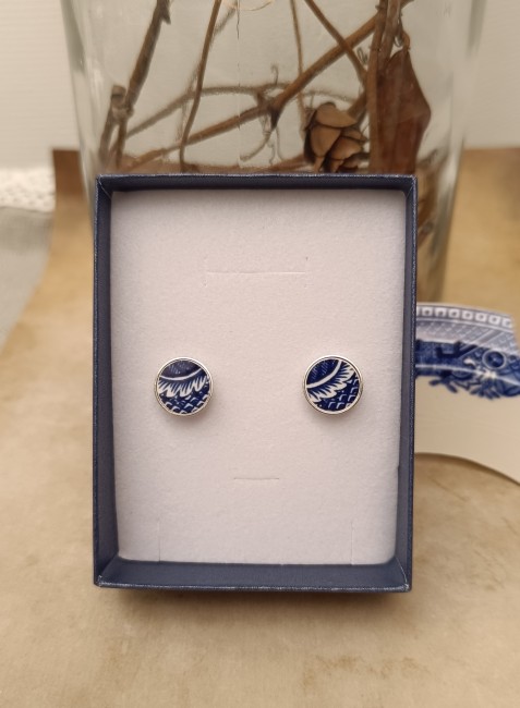 Paire de boutons de manchette artisanaux en étain plaqué argent et porcelaine recyclée, fabrication française, cadeau sur mesure pour noces de faïence.
