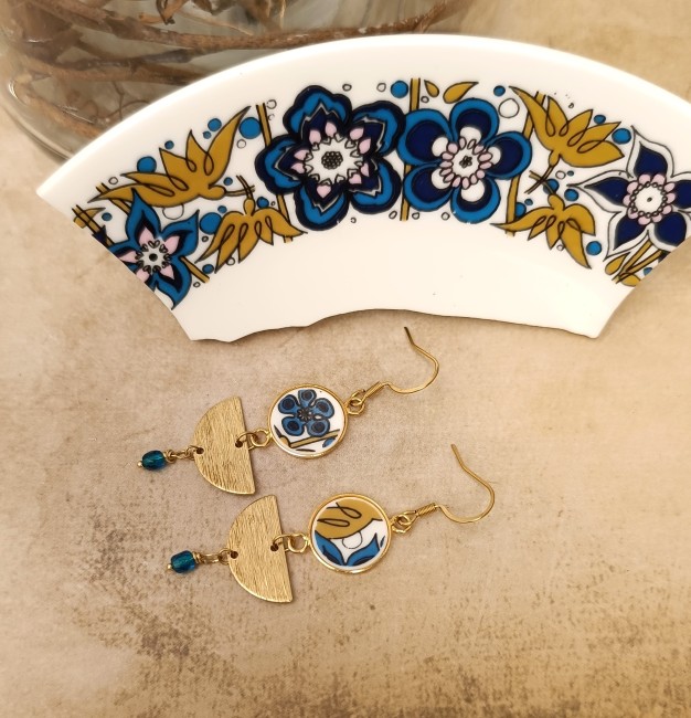 Ces boucles d’oreilles uniques ont été façonnées à partir d’une assiette modèle Nocturne de la maison Royal Tuscan.