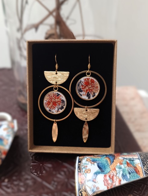 Boucles d'oreilles anneaux IMARI dans leur écrin – Cadeau poétique et original pour Noël Présentation des boucles IMARI dans leur boîte kraft recyclée, bijou unique en porcelaine ancienne, création française et éco-responsable.