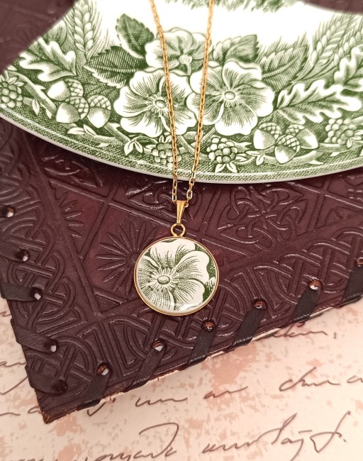 Collier Botanika en porcelaine anglaise verte sauge  – Création artisanale Broken Art - Cadeau original  Support rond artisanal 22 mm, dorure 24 carats, hypoallergénique. Travail soigné et durable, production locale à Calais.