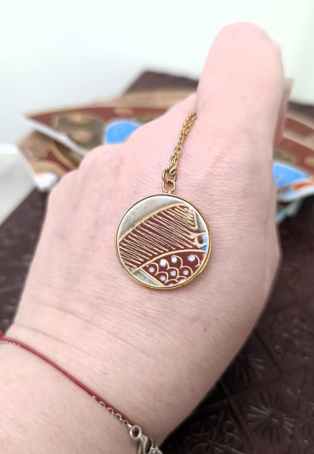 Collier Satsuma avec grand pendentif en porcelaine japonaise ancienne. Bijou unique, fait main à Calais, élégant et éthique.