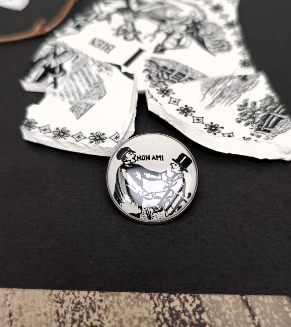 Broche-artisanale-faïence-recyclée-cadeau-original Broche Sonate, création artisanale à partir d’une assiette ancienne. Bijou élégant, graphique et éco-responsable.
