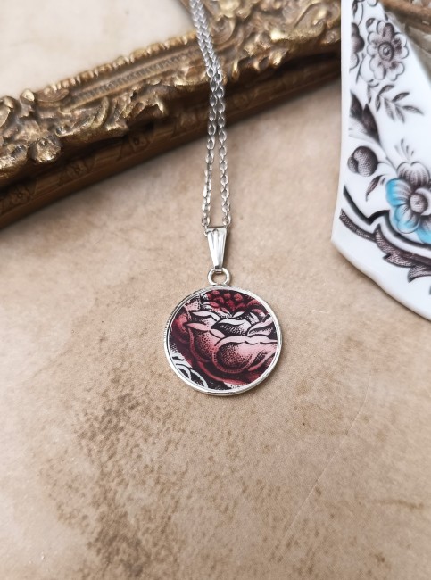 Collier artisanal français en porcelaine anglaise recyclée, motif rose élégante.