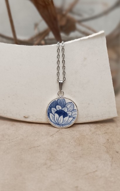 Collier Bleu Vintage réalisé à partir d’un ancien plat en porcelaine opaque recyclée, avec motif floral bleu et blanc et pendentif plaqué argent.