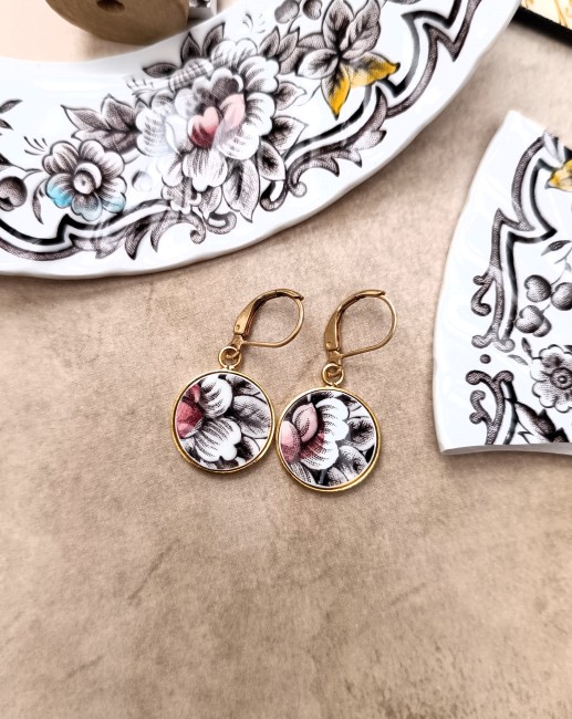 boucles-dormeuses-divine-petales-rose-bordeaux-face