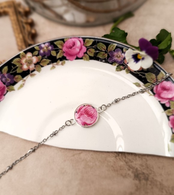 Bracelet unique en porcelaine fine ancienne, fait main en France. Bijou artisanal éco-responsable, chargé d’histoire.