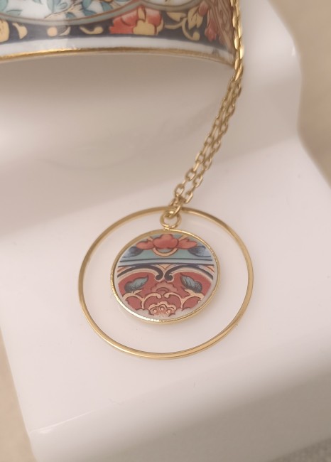 Collier Irami posé sur fond clair, réalisé  à partir de porcelaine d’Irami ancienne.