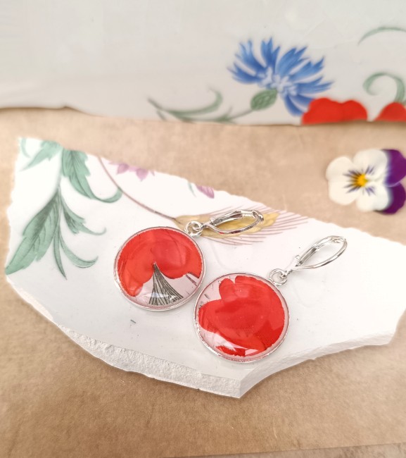 Boucles d'oreilles en faïence ancienne L'Amandinoise recyclée sur fond blanc, montées sur des supports plaqués argent fabriqués en France.