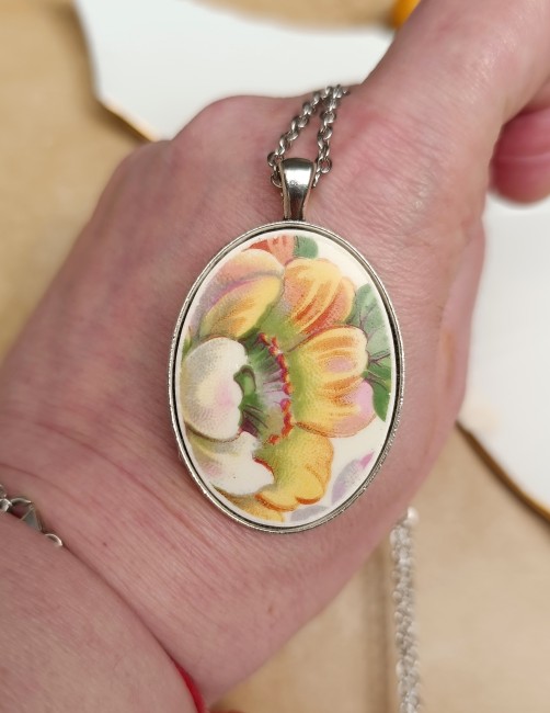 Gros plan sur les couleurs lumineuses et le décor floral de la collection Samba.