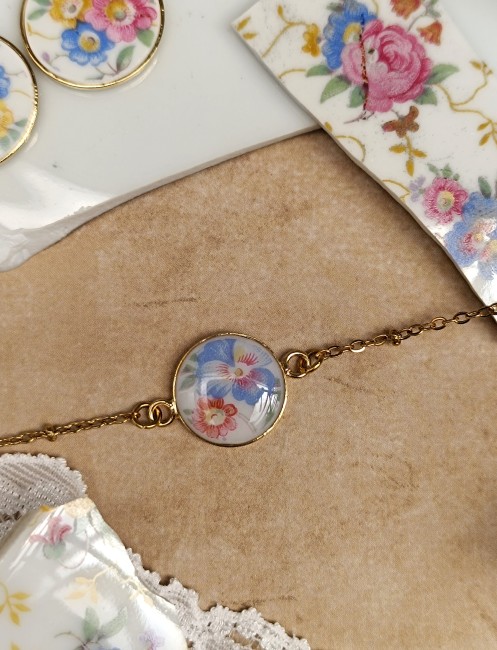 bracelet-porcelaine-fond-clair Bracelet en porcelaine familiale sur fond blanc avec finition résine brillante.