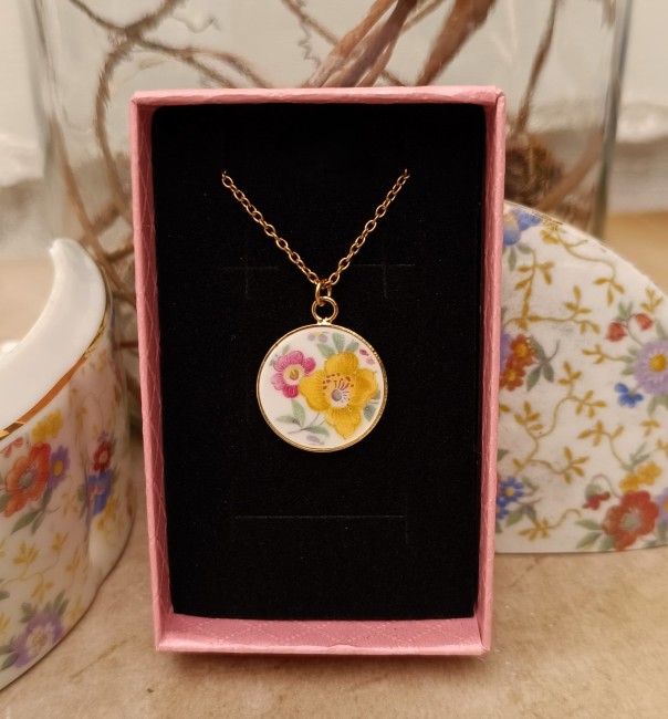 collier1-porcelaine-ecrin Collier présenté dans son écrin prêt à offrir.