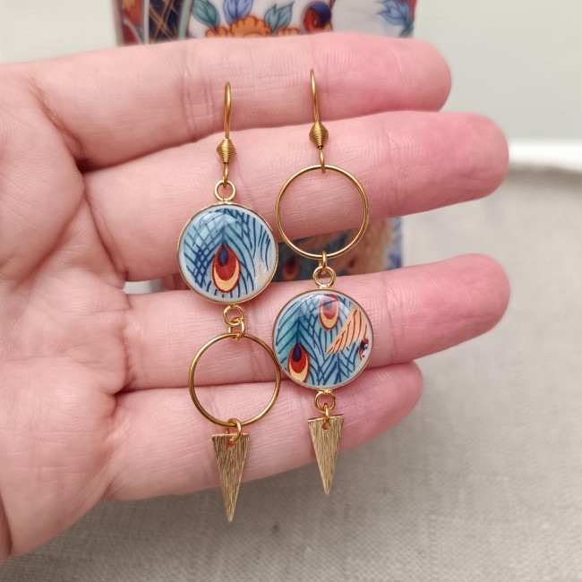 Boucles d'oreilles IMARI présentées en main pour apprécier les dimensions, les proportions et les détails du motif.