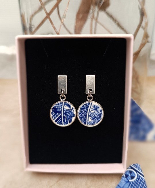 Boucles d'oreilles Blue Willow présentées dans leur écrin, prêtes à offrir pour un anniversaire, les noces de porcelaine ou toute autre occasion.