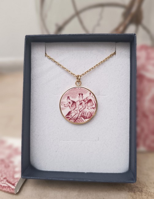 Collier en porcelaine anglaise vintage recyclée, motif rétro dans son écrin. Un bijou artisanal français – noces de porcelaine