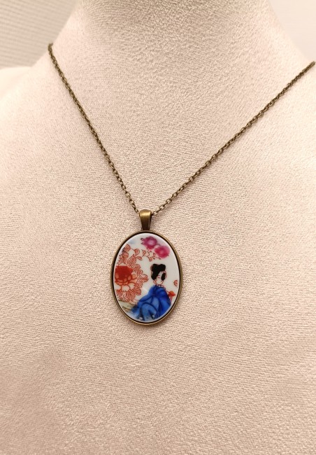 sautoir geisha sous tasse japonaise recyclee Sautoir GEISHA porté, pendentif en porcelaine japonaise ancienne, création artisanale française, bijou unique et éco-responsable.