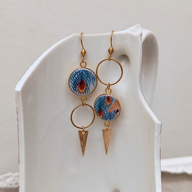 Boucles d'oreilles IMARI présentées dans leur écrin prêt à offrir pour un anniversaire, les noces de porcelaine ou toute autre occasion.