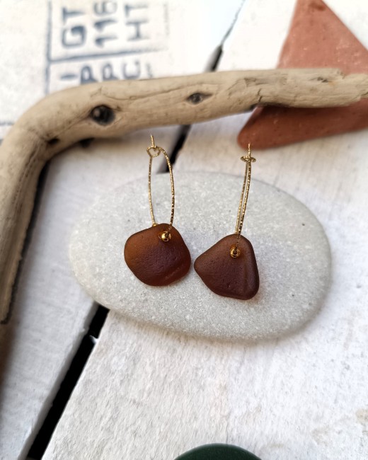 Boucles créoles en verre de mer ambre, fragments naturels montés sur acier inoxydable doré.