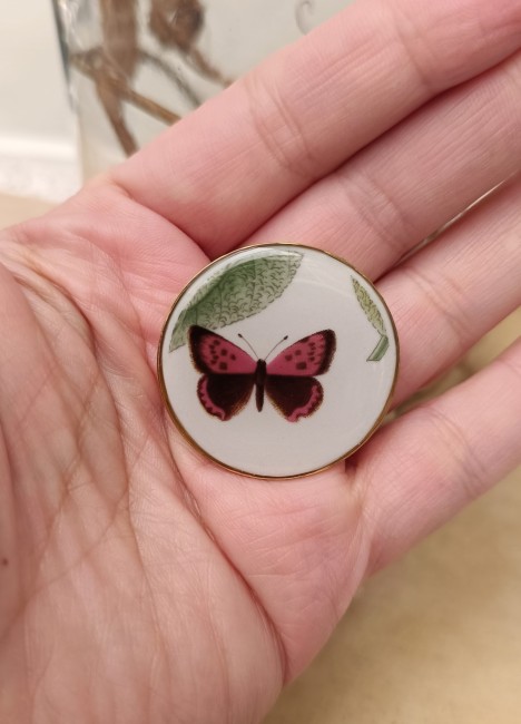 Broche Papillon & Sauge fabriquée à partir d’une assiette anglaise ancienne recyclée.