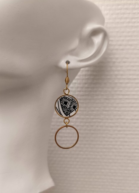 Boucles-portées-asymétriques-Sonate–Bijou-faïence-ancienne-cadeau-de-Noël-artisanal Bijou femme porté Sonate fait main à Calais : boucles d'oreilles en faïence de Gien, graphique et poétique, pièce unique pour Noël.