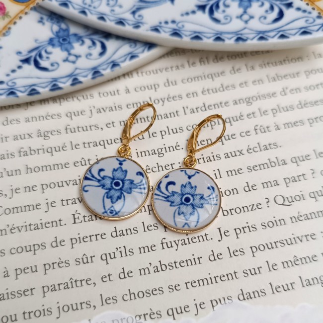 Dormeuses créées dans un ancien plat cassé en faïence de Moustiers, médaillons de 18 mm et plaqué or 24 carats.