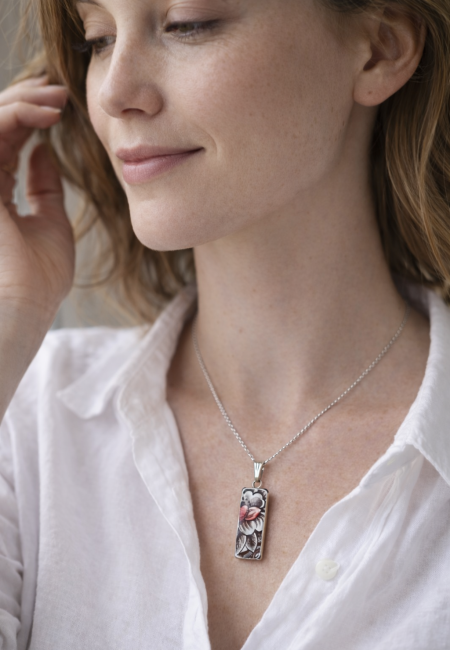 Collier Divine rectangulaire porté, acier inoxydable argent, chaîne ajustable.