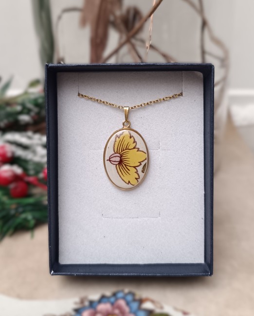 carole_collier_ovale_50cm_porcelainesarreguemines