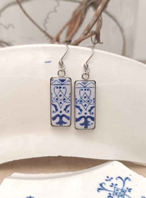 boucles-faience-ancienne-bleu-blanc-resine Boucles d’oreilles rectangulaires créées dans un ancien plat en faïence de Moustiers, décor bleu et blanc.