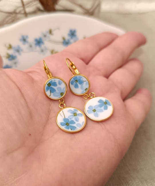 Boucles Myosotis double cabochon en Arcopal, dormeuses 12 mm et cabochons 16 mm aux fleurs bleues.