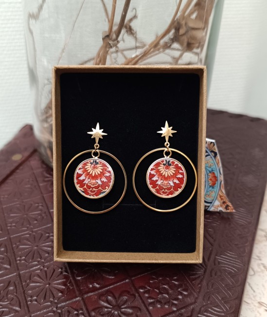 Présentation des boucles IRAMI dans leur boîte kraft recyclée, bijou unique en porcelaine ancienne, création française et éco-responsable.
