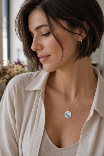 Collier Myosotis porté, bijou en assiette recyclée aux fleurs bleues.
