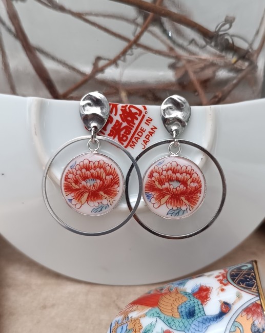 Boucles Imari en porcelaine japonaise ancienne avec cabochons de 18 mm plaqués argent et anneaux en acier inoxydable.