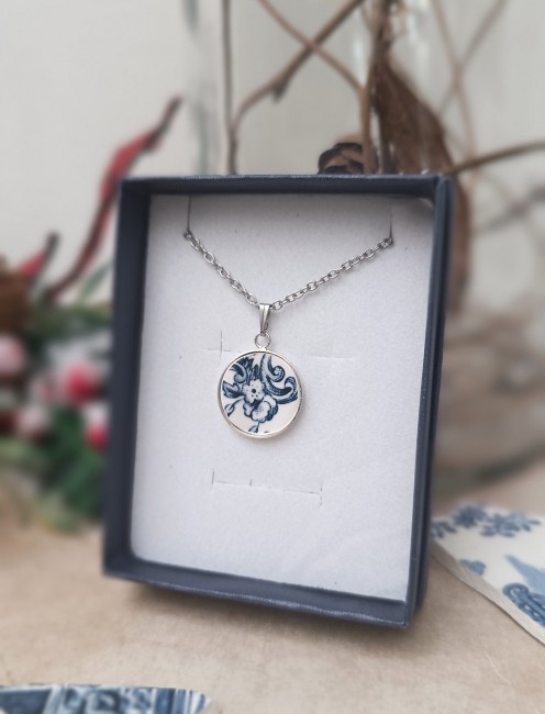 collier-bleu-vintage-vue-profil-packaging-boite-cadeau