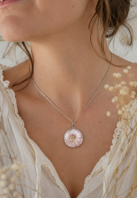Collier Marguerite porté sur une chaîne de 50 cm pour apprécier son tombé et son élégance.