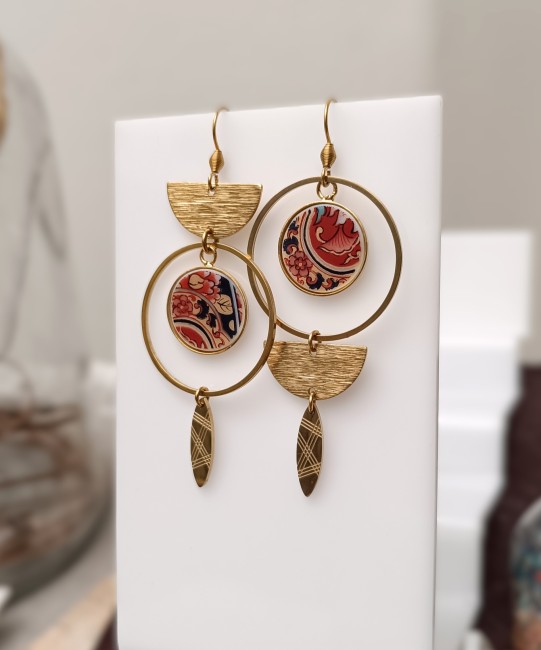 Boucles d'oreilles IMARI – Porcelaine japonaise ancienne – Création artisanale française - vue de profil Boucles IMARI posées sur un fond clair, montrant la délicatesse des fragments de porcelaine japonaise ancienne transformés en bijou contemporain.