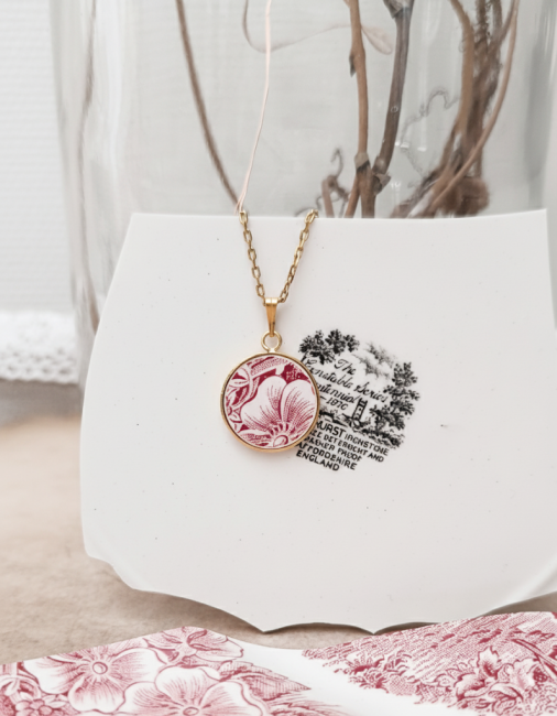 Collier SIROPI en porcelaine anglaise Johnson Bros – bijou artisanal unique Collier SIROPI en porcelaine anglaise Johnson Bros motif Coaching, posé délicatement, bijou artisanal français upcyclé et unique.