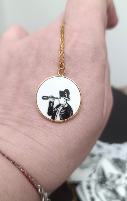 Sonate – grand pendentif rond unique en faïence de Gien, création artisanale française