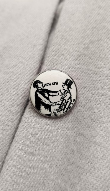 Broche-ronde-scénette-fabrication-artisanale-faïence-recyclée Sonate – Broche en faïence de Gien, création artisanale française, cadeau élégant et original pour Noël ou fêtes.