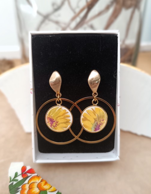  Boucles d'oreilles Samba présentées dans leur écrin prêt à offrir.