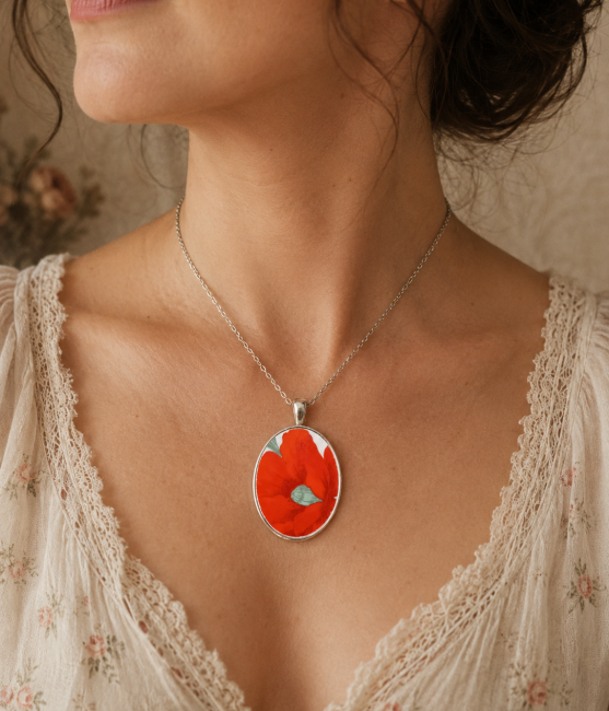 Collier Coquelicot porté sur une chaîne en acier inoxydable ajustable de 50 à 55 cm pour apprécier son tombé et son élégance.
