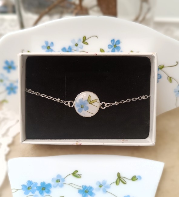 Bracelet Myosotis en assiette recyclée présenté dans son écrin.